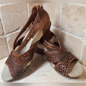 Earthies Sz 7B Cognac Brown Cutout Leather Women's Sandals W/Zip Back Cuban Heel